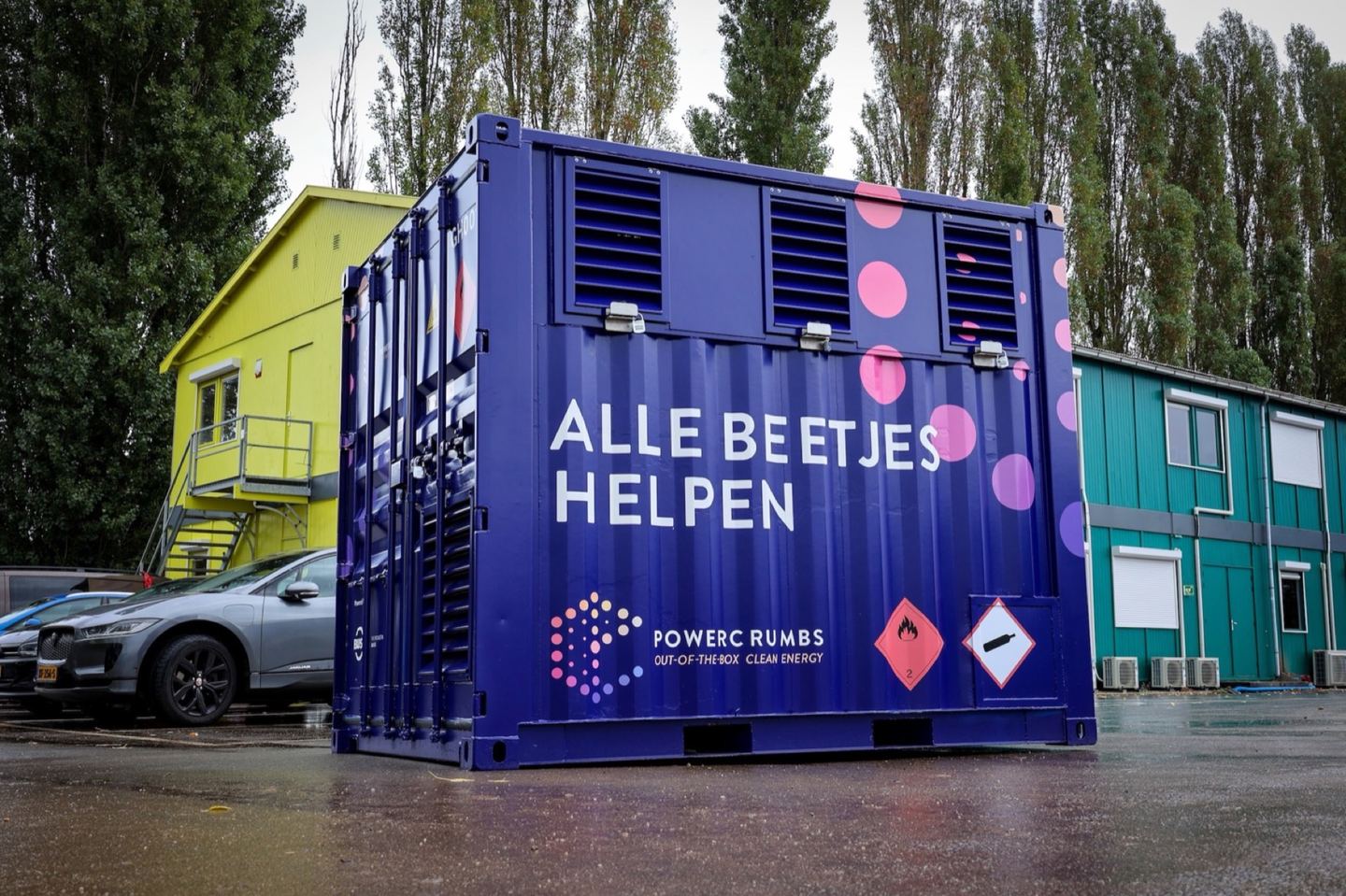 Powercrumbs-unit naast bedrijfsgebouwen