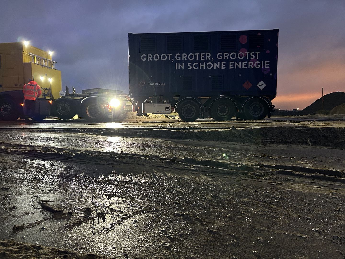 Vrachtwagen met een Powercrumbs-unit op een bouwplaats bij nacht