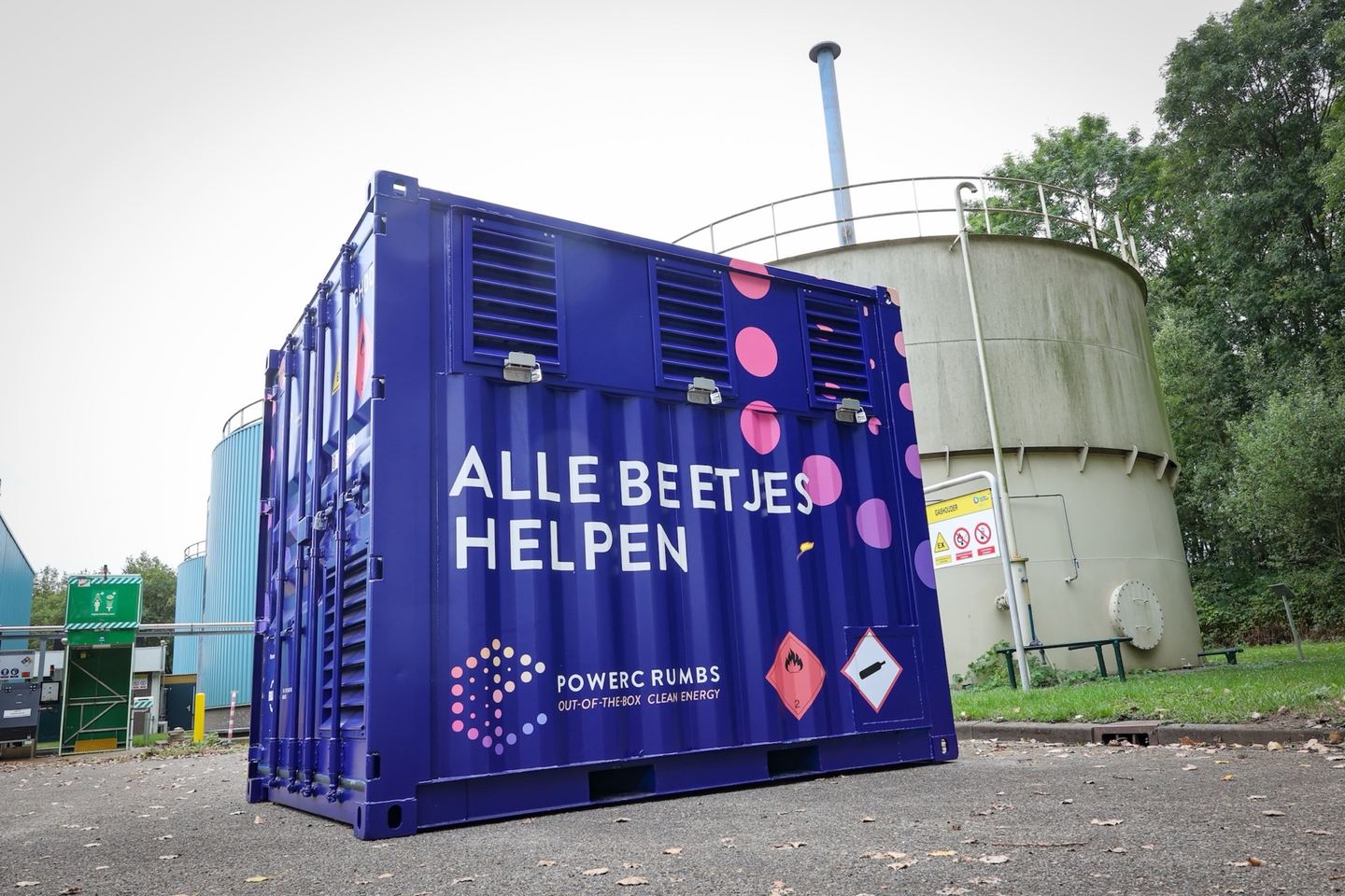 Powercrumbs-unit naast een opslagtank