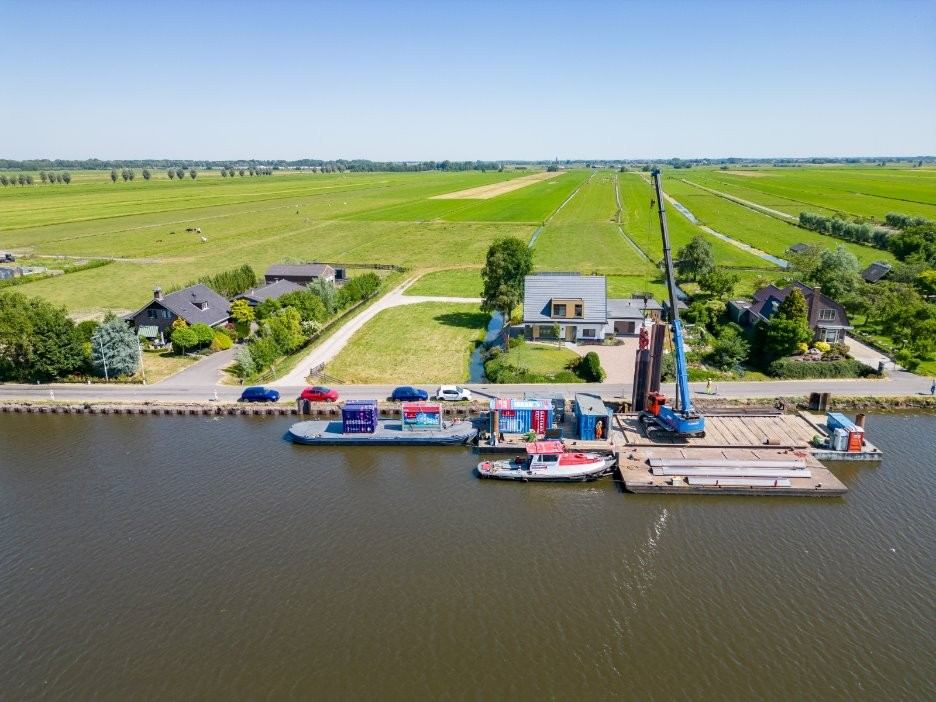 Luchtopname van een Powercrumbs-installatie op een ponton bij een bouwproject in de polder
