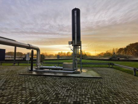 RWZI-locatie bij zonsopgang met leidingwerk
