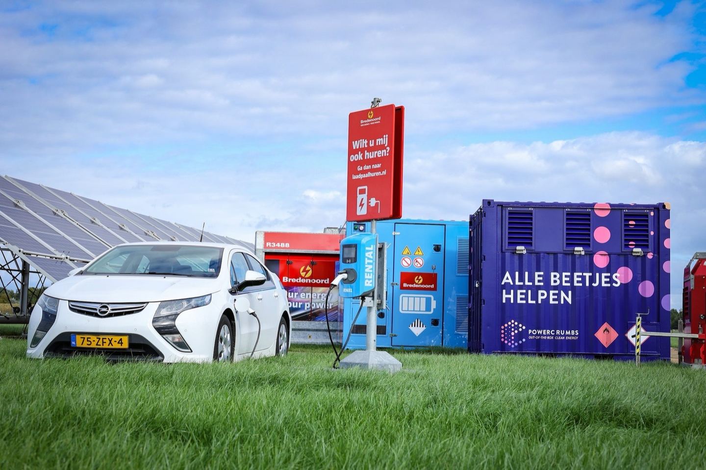 Powercrumbs-units naast een laadplein met een auto
