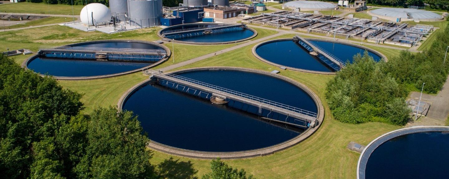 Luchtopname van de bezinkbassins van een rioolwaterzuivering