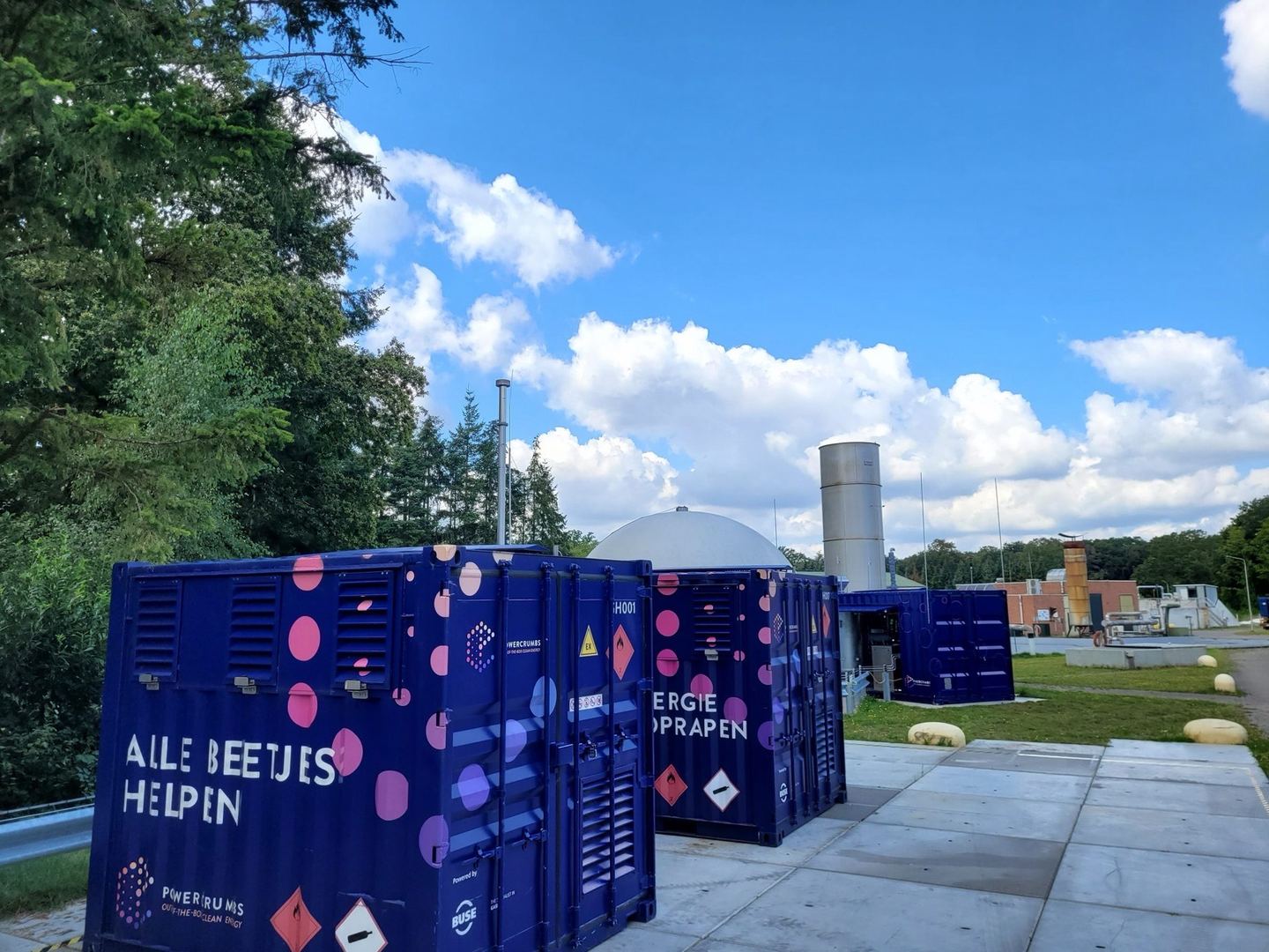 Powercrumbs-units naast een biogasinstallatie