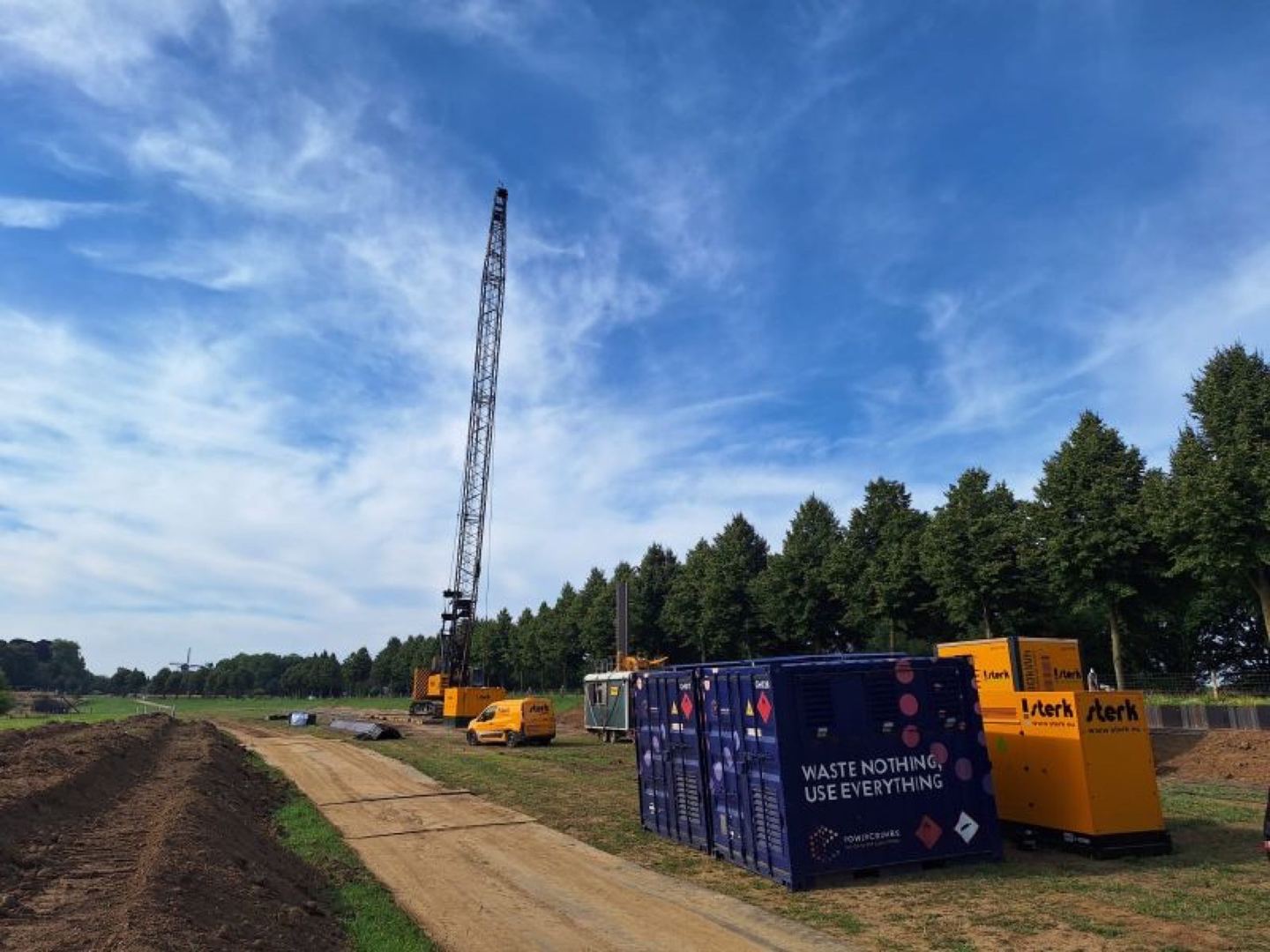 Powercrumbs-unit naast een kraan op een bouwplaats