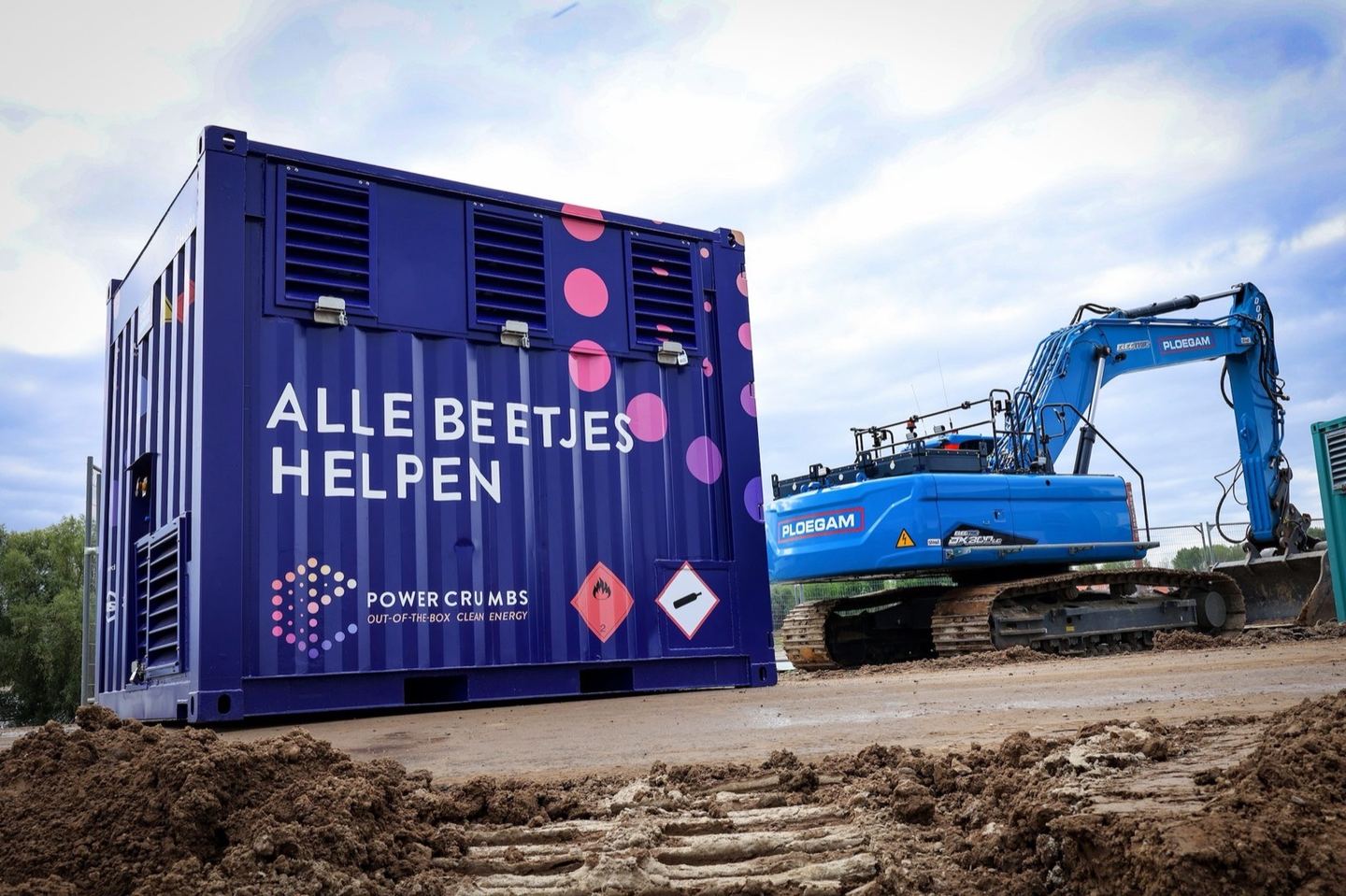 Powercrumbs-unit naast een graafmachine op een bouwplaats
